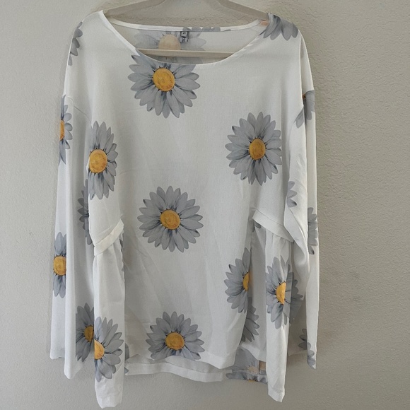 Ladies Top - Picture 1 of 1